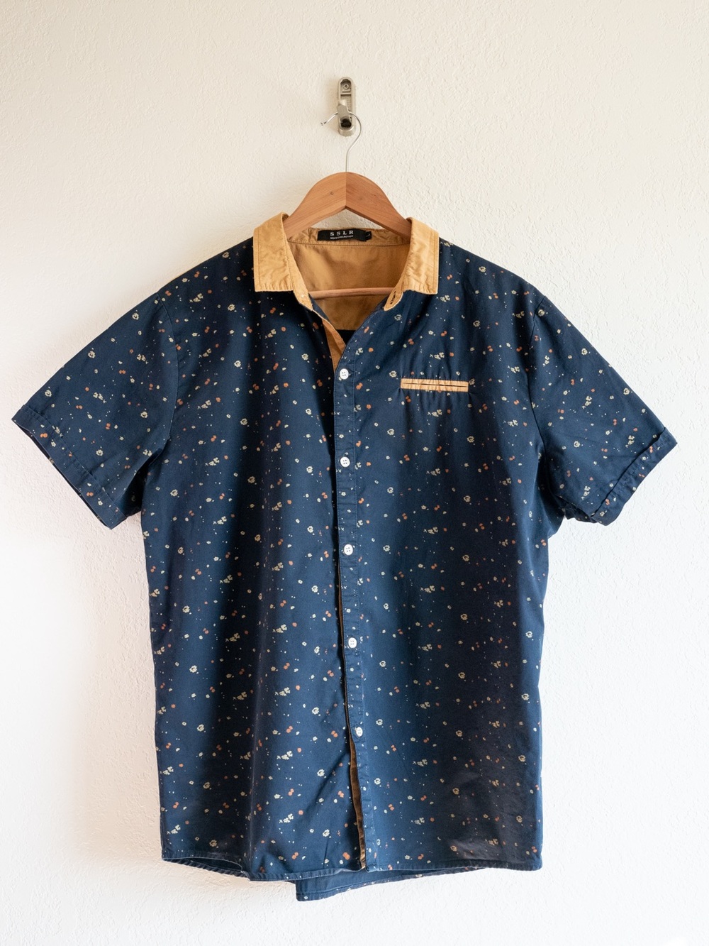 SSLR Men's L Navy Printed Short-Sleeve Shirt with Brown/Yellow Collar